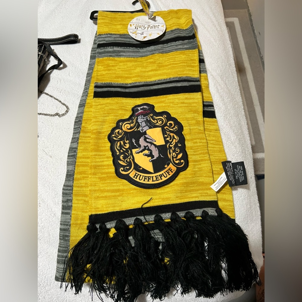 Hufflepuff Harry Potter embroidered scarf patch yellow gray warm fashionNWT